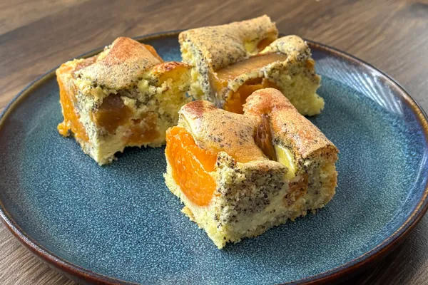 Makovo-meruňkový koláč s cheesecake vrstvou